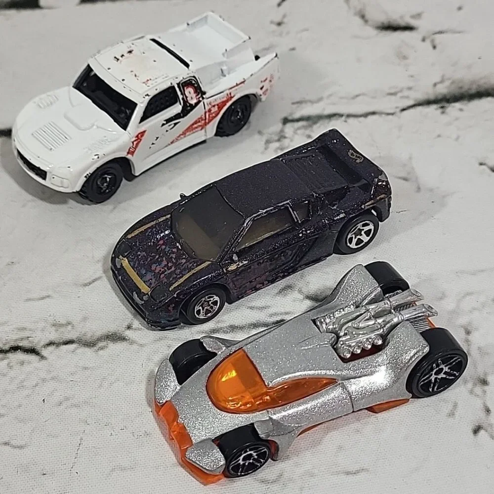 Hot Wheels Lot Of 33 Race Cars Hot Rods Trucks Die-Cast Vehicles Rolling Figures